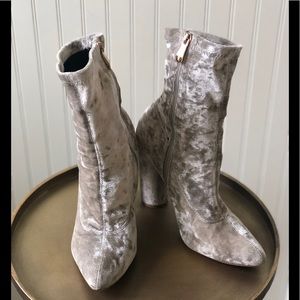 CAPE ROBBIN PAW-26 VELVET BOOTS. 8M.